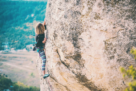 女孩爬上岩石