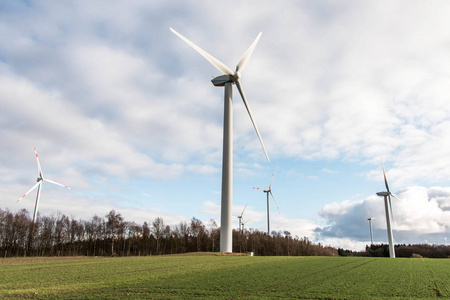 一个全景看法在风农场风景在德国与白色发电器涡轮