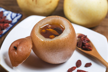 冰糖雪梨糖水香炖雪梨红枣,枸杞照片