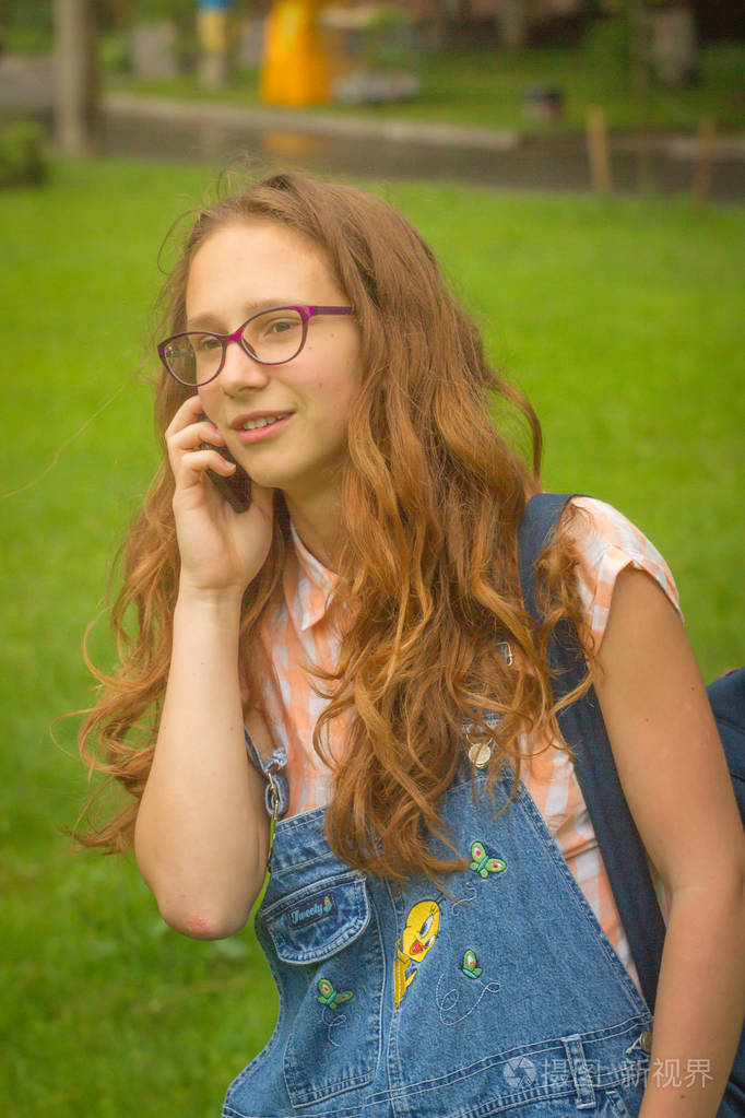 打电话给她的朋友们一个年轻女人的画像