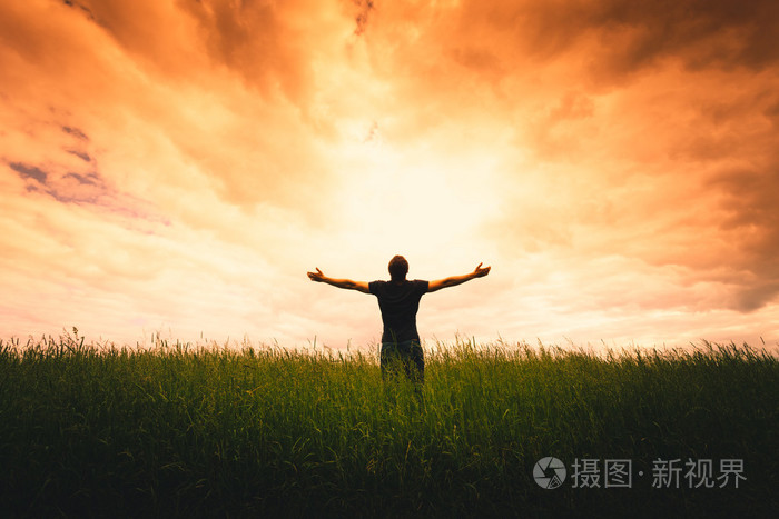 人和阳光的侧面影像