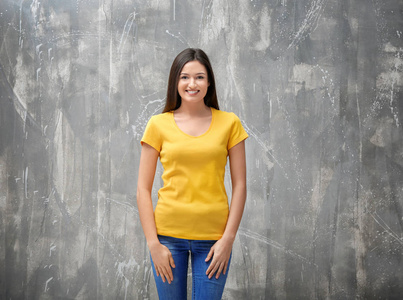 年轻女子在彩色 t恤上的垃圾背景。设计样机