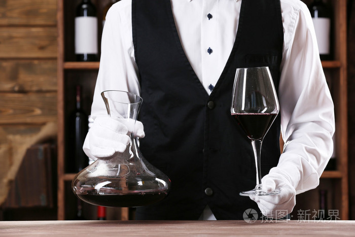 酒保在柜台工作