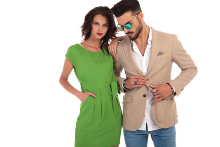 已识别到 1000 个在绿色的裙子倾斜手肘在男人的肩膀上的女人相似素材