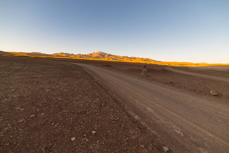 空的土路上高原贫瘠山脉的路上到著名乌尤尼盐沼，当中最重要的旅游目的地，在玻利维亚安第斯高原