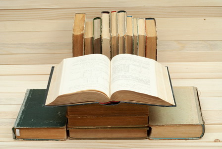 打开的书,精装书木制的桌子上.知识是重要的.复制空间.顶视图照片