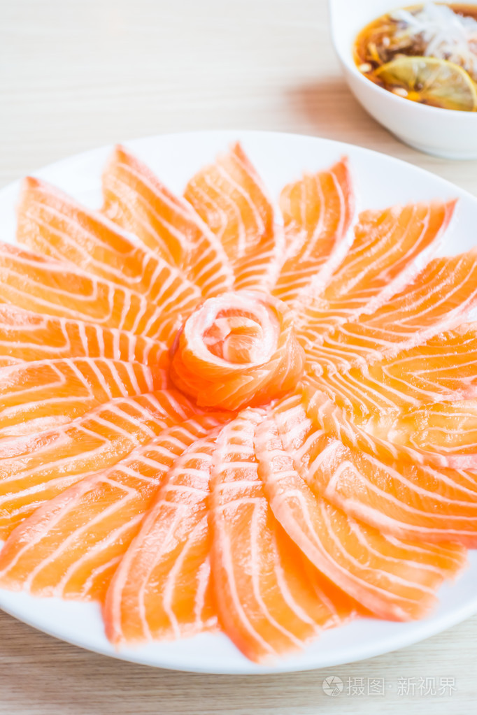 美味的三文鱼生鱼片菜