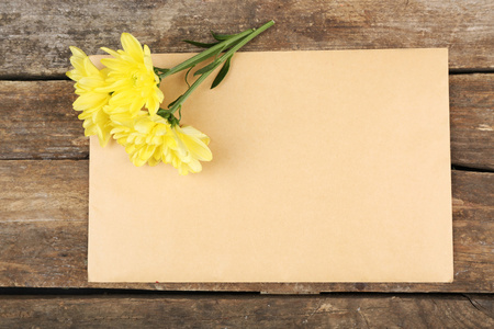 美丽的菊花，木制背景上的空白卡