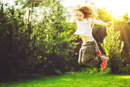 快乐的小女孩户外图片