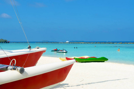 小船在马尔代夫海岛