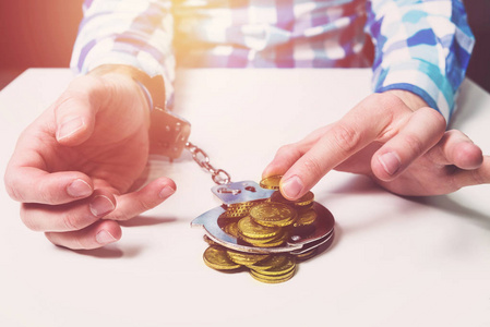 那人被铐在一起用硬币.与钱有关的商人.金钱观念下的社会问题照片