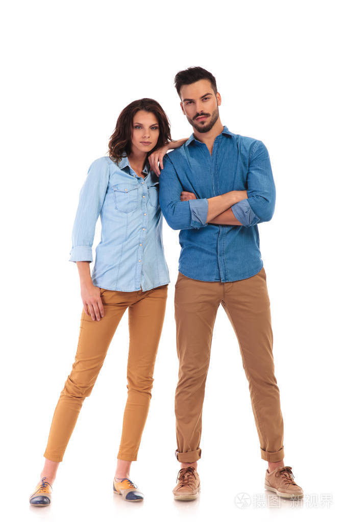 严重随便的女人靠在男人的肩膀上