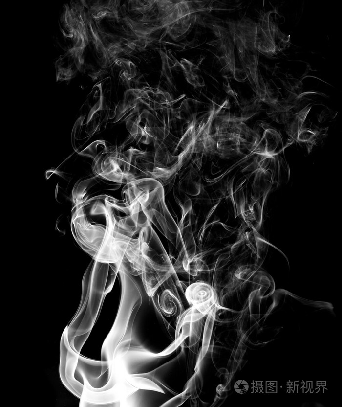 白烟在黑色背景上