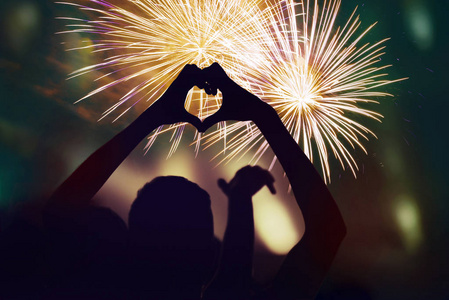 人群中看烟花,庆祝新的一年的平安夜照片