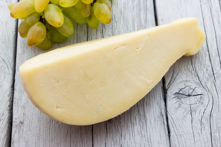 来自意大利的卡末杂乳酪奶酪的切片