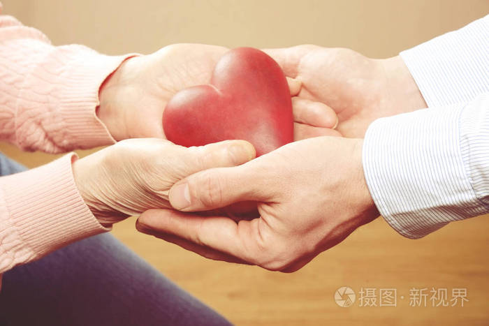 高级女性手势语 手上的标志被孤立在坚实的白色背景上 老女性在她的七十年代或八十年代显示胳膊前臂照片 正版商用图片0ez8t1 摄图新视界 高级女性手势语 手上的标志被孤立在坚实的白色背景上 老女性在她的七十年代或八十年代显示胳膊前臂照片 正版商用图片0ez8t1 摄图新视界