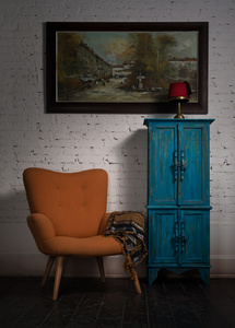 复古橙色扶手椅 蓝色柜子，吊死的绘画和双语法例咨询委员会