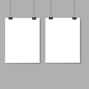 空白的纸框架样机挂在灰色背景的回形针。矢量文件的光栅拷贝