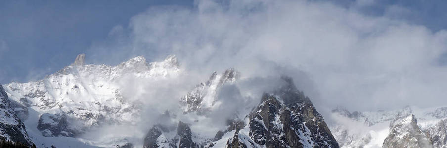 在意大利的阿尔卑斯山, 清晨有雾的阳光蔚蓝的天空, 全景美丽的薄雾山脉