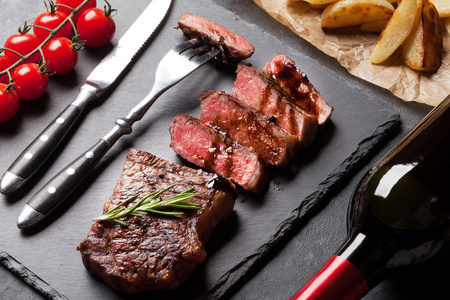 红酒醋striploin 烤的牛排和红酒照片