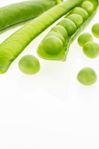 新鲜的绿色豌豆荚，与副本空间的白色背景上