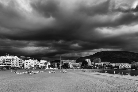 基督教徒度假村在特内里费岛上空的暴风雨云