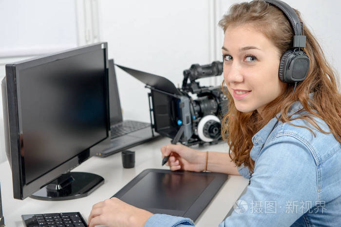 年轻女设计师使用用于视频编辑的图形输入板