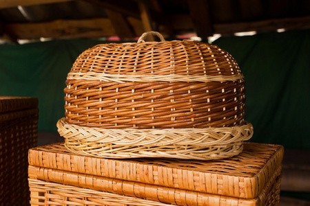 柳条空木水果或面包篮子。精美的手工艺品的乌克兰