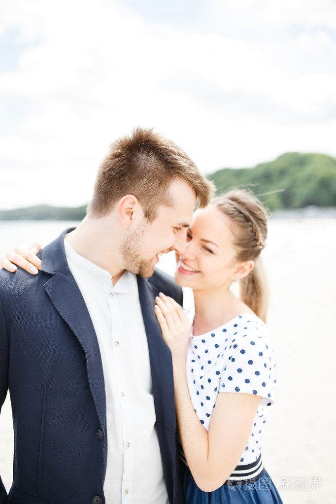 欧洲的情侣互相拥抱的沙滩上