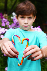 青春期前的男孩用彩虹糖果棒图片