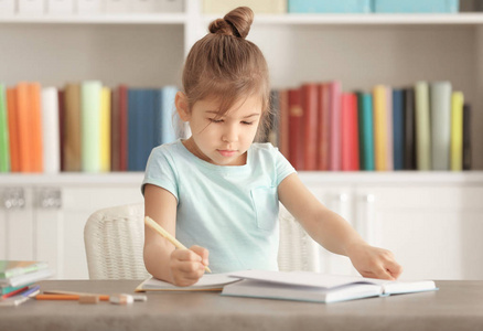 学生在家深夜做家庭作业图片