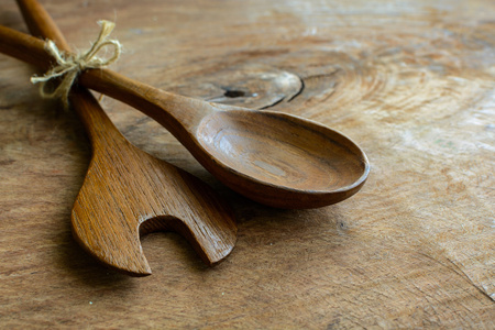 木勺子和叉子旧木制的桌子上