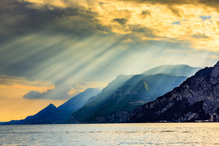 在戏剧性的日落，Lago di Garda 意大利的加尔达湖全景