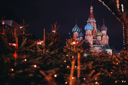 莫斯科的圣瓦西里大教堂, 晚上在俄罗斯。前景树上的圣诞树