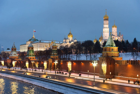 莫斯科克里姆林宫在冬夜和莫斯科河路堤上的圣诞装饰