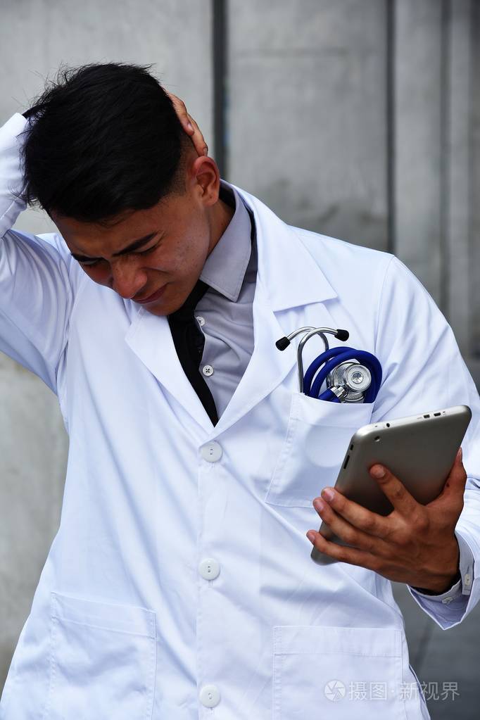 穿着实验室大衣的压力男外科医生