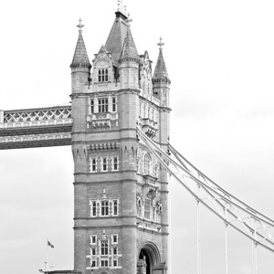 伦敦塔在英格兰老桥和多云的天空