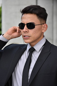 好看的图画冷酷戴墨镜的帅气保镖照片