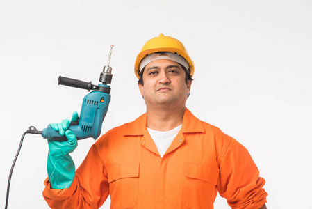 印度电工工程师与线切割机, 钻床等, 站在白色背景隔离