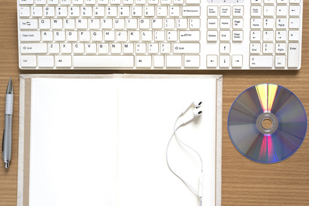 顶视图的键盘电脑笔记本耳机和 dvd 磁盘