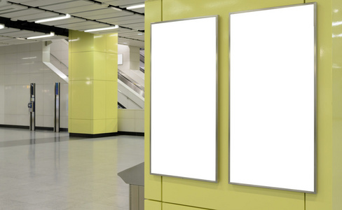 两大垂直  纵向方向空白在现代黄色走廊背景墙上的广告牌