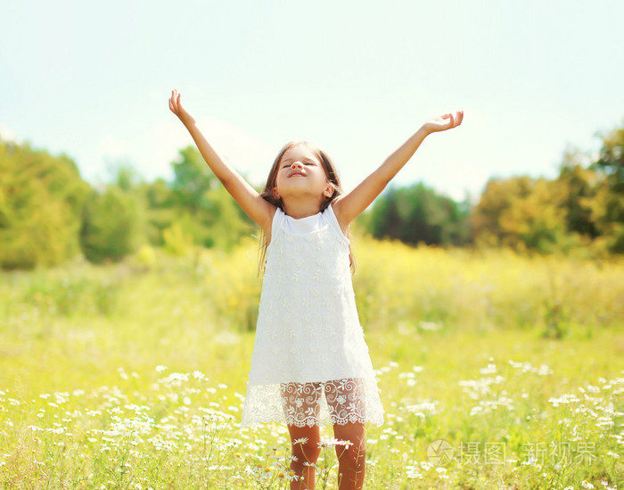 快乐的小女孩享受阳光明媚的夏日玩得开心