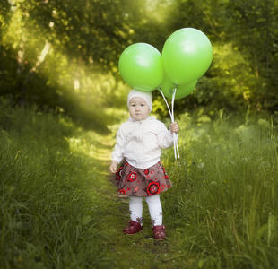 小女孩用绿色的气球