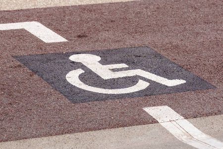 轮椅在花园的方式, 残疾人标志在道路上的公共公园