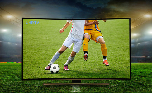 的球迷欢呼与彩色烟雾观看足球比赛一起在体育场-朋友的人组与红色