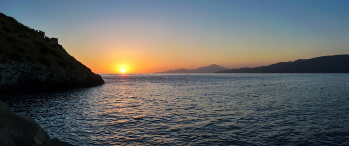 美丽的田园风光日落海面的风景全景视图