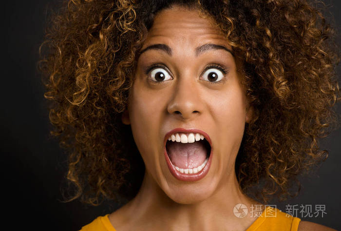 美丽的女子和张开的嘴巴