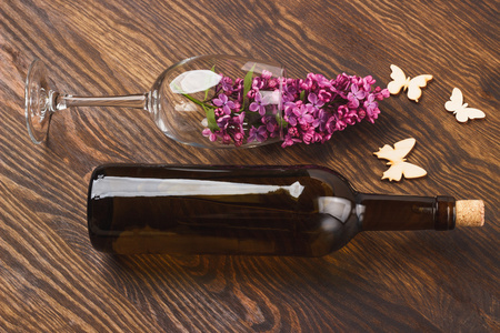 紫丁香和蝴蝶的酒杯