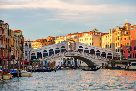 在日落时的威尼斯大运河上的里亚托桥