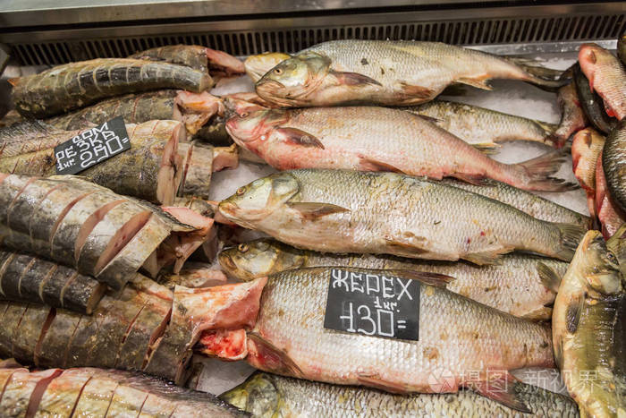 新鲜的生鱼超市柜台上河里的鱼